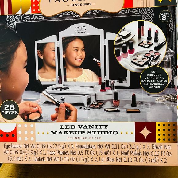 FAO Schwarz Bath, Skin & Hair Fao Schwarz Led Vanity Makeup Studio